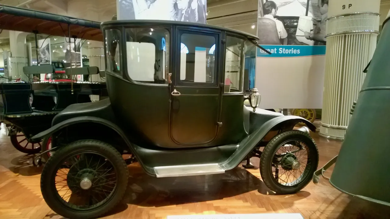 Foto de un Milburn Light Electric Model 27L opera coupe de 1919